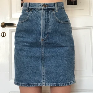 Skitfin benetton-jeanskjol - Den här kjolen är riktigt ball och härligt vintage. Tillverkad i italien av bomull och i strl 40, jag skulle dock säga att den möjligen känns mindre? 