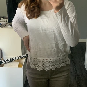 Tröja med spets nedtill - Säljer min jätte gulliga tröja med spets nedtill! Använd fåtal gånger! Skönt och bekvämt materiel. Köparen står för frakten annars kan jag mötas upp i Huddinge! Budgivning börjar på 75kr buda minst 10kr+