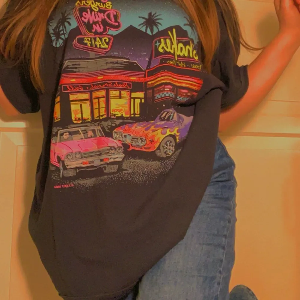 En skitcool 90s tröja som tyvär aldrig kommer till användning och då aldrig är använd så därför säljer jag den💕💕. T-shirts.