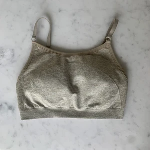 Gymshark sport bh - Säljer denna sport bh i stl S från gymshark som inte längre finns att köpa. Använd ett fåtal gånger och är i fint skick. Nypris 400kr Köparen står för frakt 