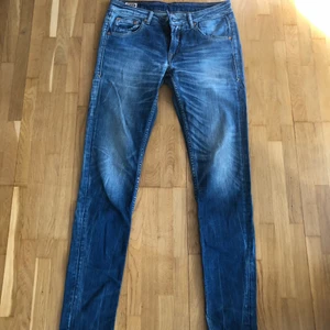 Koi jeans - Juno super slim W30 L34 - Koi slimfit blåjeans i fint skick. Köpt på Uma Bazaar i Malmö. 