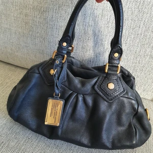 Marc by Marc Jacobs handväska äkta - Snygg tidlös väska från marc jacobs äldre kollektion.  . Färg svart   då många frågat efter kvitto. Har ej detta då det är en äldre väska . Sparar inte på kvitton . Men serie nr finns k väskan. 