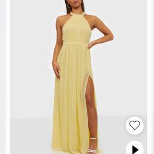 Säljer denna superfina ljusgula balklänningen. Inte använd och prislappen finns kvar på. Säljer klänningen då jag ångra mig och ville köpa en annan!💕