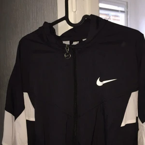 Vindjacka från nike - Oversized vindjacka som man kan justera i midjan,storleken är mer som en s