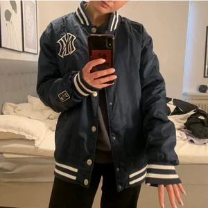 Varsity jacka - Lägger upp denna igen. Jacka i nyskick. Ingen budgivning!!! Först till kvarn 600💙