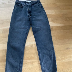 Zara jeans - Jättefina jeans från zara, köpta på tise men passade inte mig så därför bra skick!! Strl 36 men kan passa 38 också! 200kr eller bud ⚡️ 