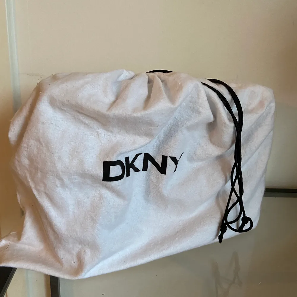 Denna fina gråa axelremsväska från DKNY har jag haft några år men bara använt ett fåtal gånger. Den är i super bra skick och har en tillhörande dustbag. Priset är exklusive frakt. Ord pris 2500 kr! . Väskor.