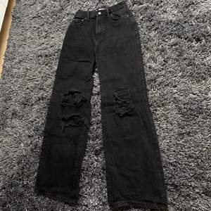 Svarta jeans med slitningar från Berhska.👖Strl: 36 (S) 🛍Skick: Nyskick, knappt använda 💸Nypris: 399 kr 📦Köparen står för frakten, 66 kr