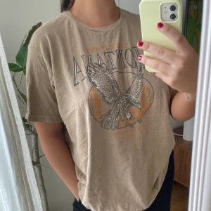 T-shirt från prettylittlething  - Säljer denna T-shirt från prettylittlething. Oanvänd! ☺️