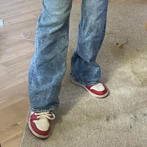 Raka jeans!! - Blå jeans som lägger sig perfekt över skon!! Storlek 38 men passar även 36 då jag har det💘🥰 slutsålda från monki, köpare står för frakt!🤍