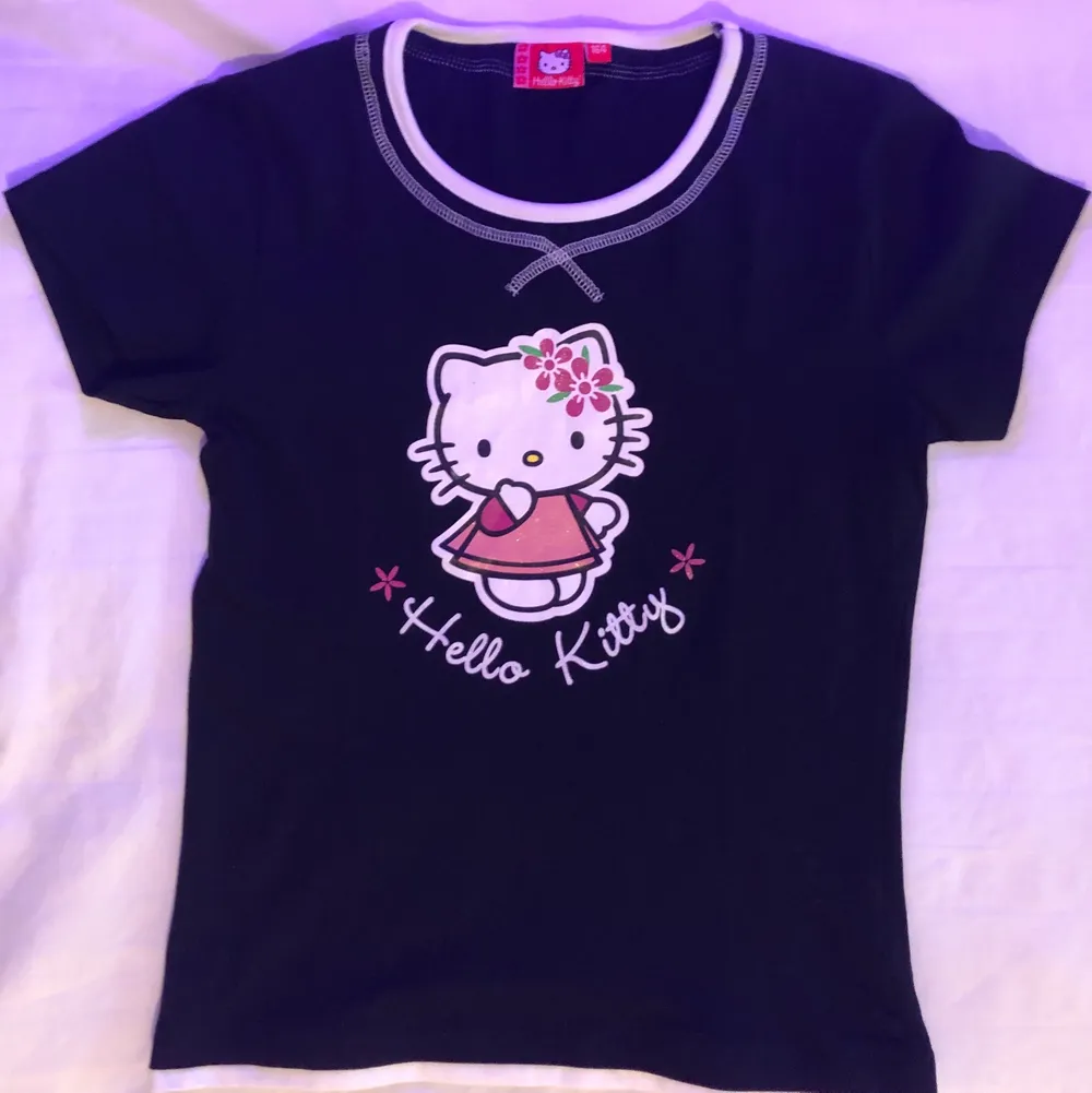 super söt hello kitty tee i strl 164/s! Trycket glittrar och det är fake layering längst nere. Köpt på sellpy men känns som ny. Skriv för mått elr fler bilder<3. T-shirts.