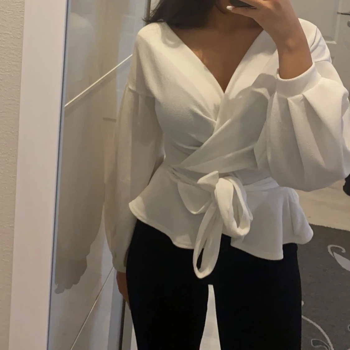 Vit blus med volanger  - 90