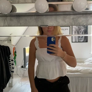 Vitt topp  - Säljer denna vita topp från H&M som jag köpte i somras!💕💕