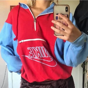 Retro/vintage Nike hoodie  - Lägger upp igen pga oseriösa köpare. Säljer denna nike hoodien som ej finns att få tag i längre. As snygg och passar dig som älskar vintage och retro stilen. as skön och har luva samt ficka där fram. Begagnat skick så den är lite nopprig osv samt en liten fläck på någon av ärmarna om jag minns rätt. BUDA ENDAST OM DU VILL HA DEN.