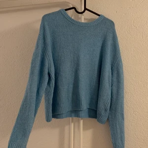 Jätte fin stickad tröja - Blå stickad tröja i super skönt material ifrån H&M, sparsamt använd. Säljs då den ej används. 75kr+frakt💕 Storleken är mellan Xs-S