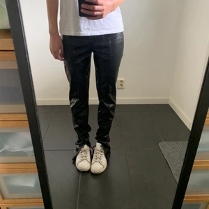 Svarta skinbyxor - Svarta skinbyxor från NLY trend som är knappt använd och i bra skick. Frakt ingår inte i priset