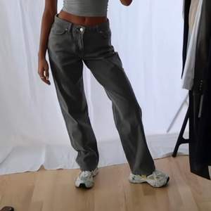 Gråa midrise jeans från Amalie Stars kollektion med NAKD! Liknar de slutsålda jeansen från zara💕 Helt oanvända med lappen kvar!! Nypris 399!                                                     Buda!!💞💞 säljer endast vid högt bud!                                                     Högsta Bud 480kr💕