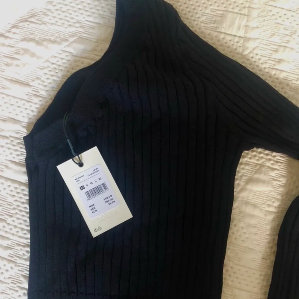 Säljer denna ribbade tröjan från bik bok som bara har en arm. Den är ganska stor i storleken och skulle passa en S. Aldrig använd och har lappen kvar. Orginalpriset är 299kr, men jag säljer den för 80kr+frakt🥰. Toppar.