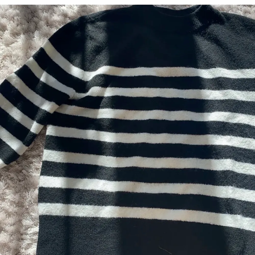 Lägger ut igen pga oseriös köpare! En superfin stickad tröja från H&M. Storlek S💗 För mer bilder eller information kontakta gärna mig!💗. Stickat.