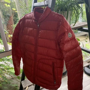 Moncler jacka  - Hej! Säljer min pojkväns röda moncler acuros i storlek 1   Cond 8/10, inga flaws men användt skick. 