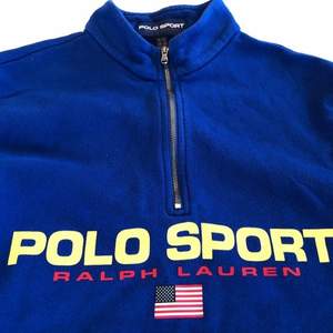 Ralph lauren Polo Sport sweatshirt i den populära färgen ”Royal Blue”. Märkt med XL Junior så passar dam XS-S om man vill att den ska sitta löst :) även en M men då är det en rakade passform. Köpt vintage men fint skick utan defekter  ändå! 