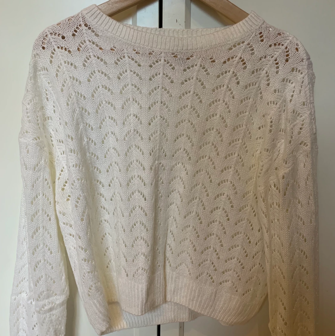 En stickad långärmad tröja med hål i sig - 91