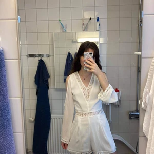 vit fin byxdress - en vit och formell byxdress i linne liknande material använd endast en gång:)