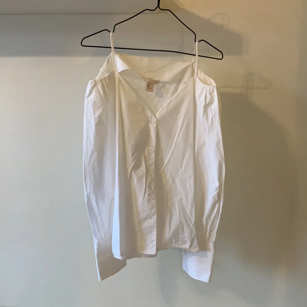 Fin skjorta i offshoulder-modell, krispigt bomullsmaterail, från H&M Trend, använda fåtal gånger. Skjortor.