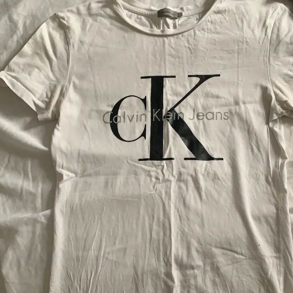 2 olika Calvin Klein tröjor, bild 1 är en tröja 2&3 en annan! 100kr/st men rätt använda så går att diskutera. Original pris 449/300 (frakt tillkommer)💘. T-shirts.