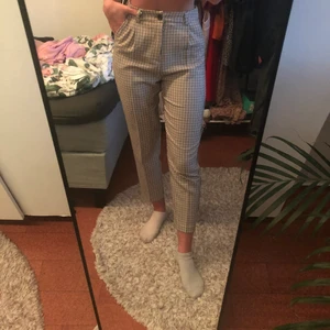 Högmidjade byxor - Säljer dessa byxor i toppenskick! Har använt dessa en gång och de är verkligen supersköna. Säljer pga lite för korta för min smak och jag är 170.