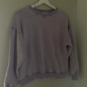Tröja - Tjocktröja i härlig lila, har en stil av ”tvättad” därför lite blekt på vissa delar✨ frakt inräknat i priset
