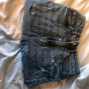 H&M jeans - Har haft de ett tag och använder de inte längre. Är i bra skick. Är inte jättemycket att säga om de. Ett blått par jeans som är väldigt bekväma.
