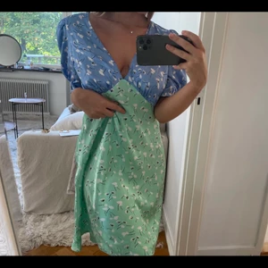 Blommig klänning  - Jättefin klänning som är oanvänd ifrån ASOS , stl 38 men är tyvärr för stor för mig 🤍 kan skickas ! ( sitter snyggare om man är 38) 