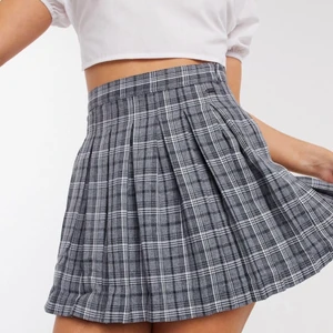 Kjol - Ett så gullig kjol från Pull and Bear. Grå-rutig och helt oanvänd! Prislapp kvar. 