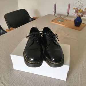 Dr Martens i toppskick! - Låga Dr Martens i superskick, de är endast använda ett fåtal gånger. Nypris var 1700kr✨