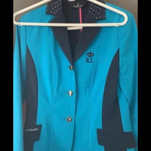 Kingsland kavaj - Nästan ny kingsland kavaj, blå. Super fin och i jättebra skick dessvärre lite för stor för mig så måste tyvärr sälja den. Bättre bilder kan skickas in de önskas. Storlek S men skulle säga att den passar M bäst. Kan hämtas i Vänersborg eller skickas men köparen står för frakten 🥰