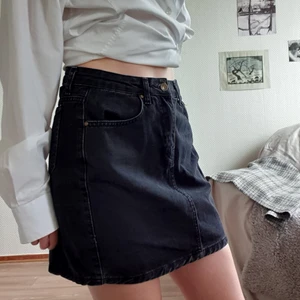 Svart Jeanskjol från NLY Jeans - Högmidjad jeanskjol i storlek s, ganska rymlig däremot så skulle säga att den funkar som en medium också! 