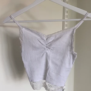 Vit topp med spets  - En vit topp med spets från newyorker! Aldrig kommit till användning 