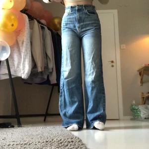 Blå vida jeans  - Säljer dessa skit snygga jeans då jag inte använder dom, super snygga med bra skick!