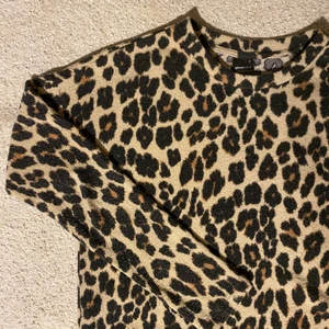 Ginatricot leopardtröja🤎 storlek S  - Leopardtröja från Ginatricot använd fåtal gånger. Säljer pga att den inte kommer till användning.🤎 Köparen står för frakt