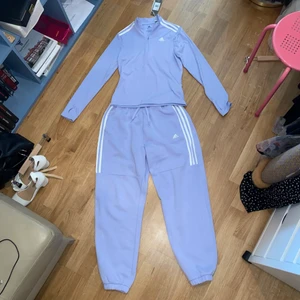 Lila AdidasSet - Säljer detta SUPERSNYGGA adidas set. Knappt använt, har endast provat o myst hemma inte svettats i. Säljer de för att jag helt enkelt inte tyckte jag passar i det, tyvärr. Färgen är absolut mer blå i verkligheten än på nätet men den är fortfarande i det lila spektrumet. Tröjan är i L och byxorna i M. 