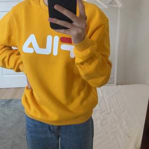 Säljer en gul fila sweatshirt som är köpt för 399kr från junkyard. Knappt använd och är i fint skick. 