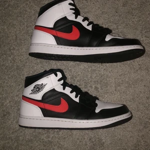AIR JORDAN 1 MID - Höga sneakers - AIR JORDAN 1 MID - Höga sneakers. Knappt användna, storlek 42. Lägger upp som en intressekoll då jag jag funderar på att sälja dom. Köparen står för frakt vid eventuellt köp.
