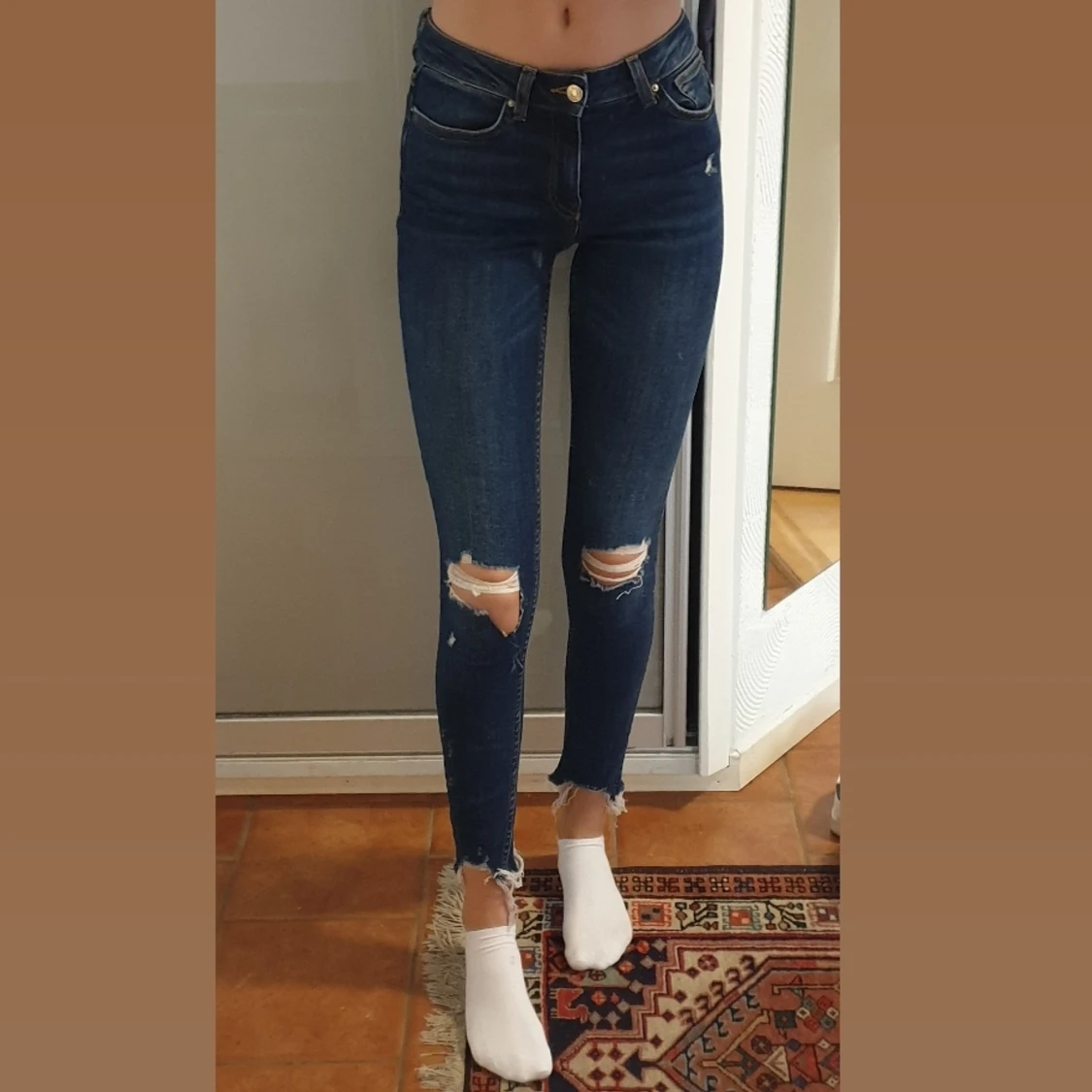 Mörkblå jeans med hål