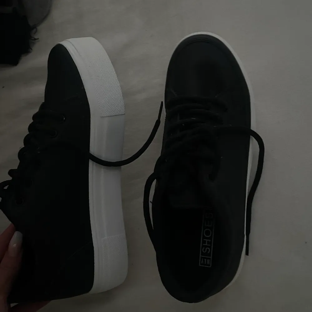 Säljer dessa svarta skorna från Nelly då dom aldrig kommit till användning. Dom är storlek 37. 160kr + frakt . Skor.