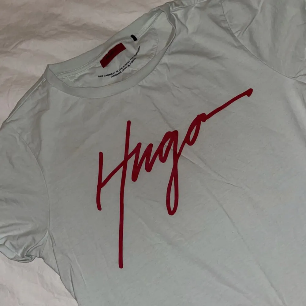 Hugo boss T-shirt, 350kr storlek M. T-shirts.