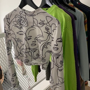 Croptop med Ansikten - Värdens finaste tröja ✨ Mönstret är så fint och materialet är otroligt skönt. Endast testad, aldrig använd! Har vanligtsvis S/M men köpte denna i L för en liten oversized look. Passar definivt XS-L beroende på hur man vill att passformen ska vara 💖
