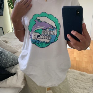 Hola Amor T-shirt - En jättefin Oversize vit T-shirt med tryck från Hola Amor estudios. Jättefint skick! Slutsåld på hemsidan och väldigt unik! Nypris: 450kr