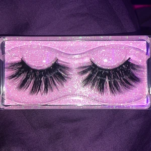 35  - Baddie long lashes 