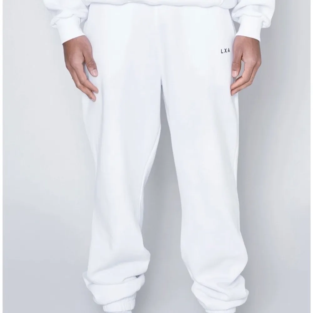 Vita sweatpants från LXA, strl L och aldrig använda. Jeans & Byxor.